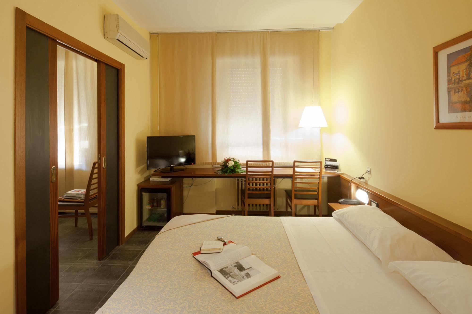 Hotel Mariani Iesi Bagian luar foto