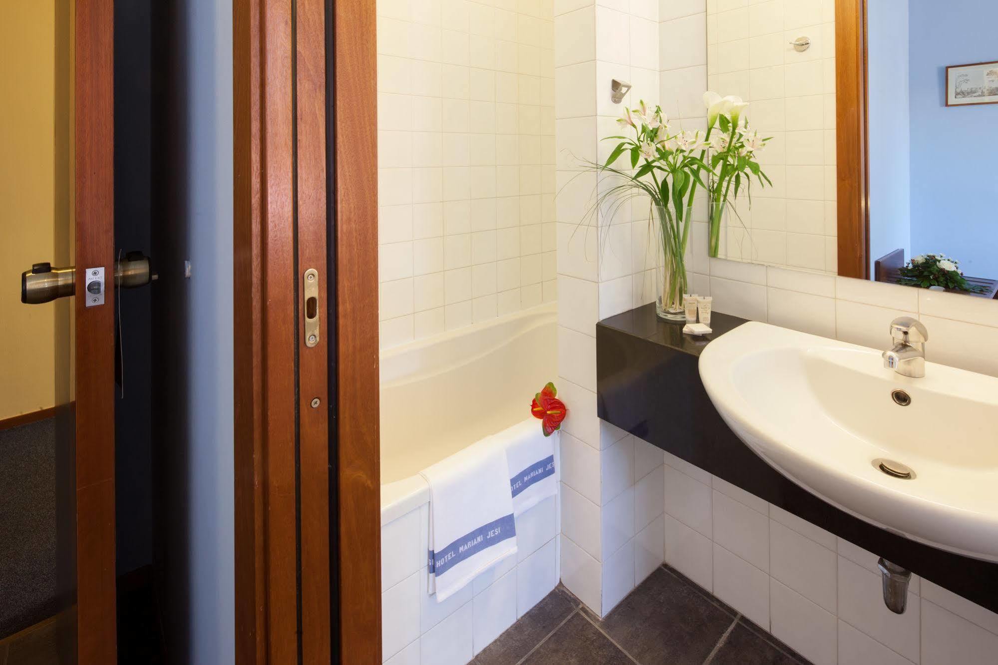 Hotel Mariani Iesi Bagian luar foto